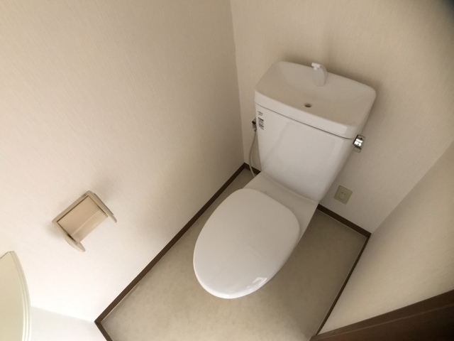 トイレ　※補修前の参考画像の為、設備等は現況優先。