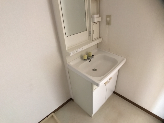 洗面設備　※補修前の参考画像の為、設備等は現況優先。