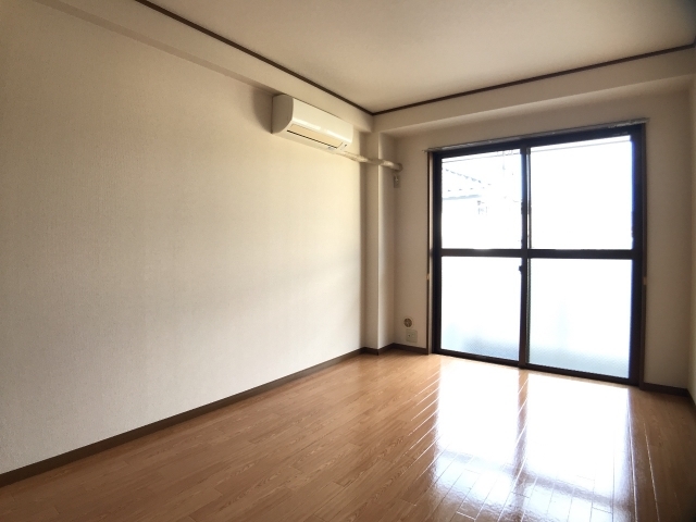 居室・リビング　※補修前の参考画像の為、設備等は現況優先。