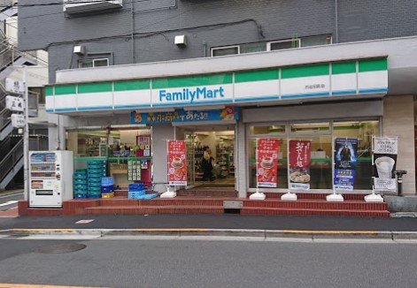 コンビニ　ファミリーマート市谷田町店（コンビニ）まで379m