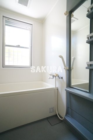 バス・シャワールーム　嬉しい追い焚き・浴室乾燥機付きです♪