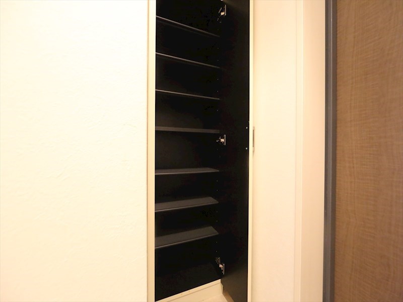 玄関　玄関　シューズボックス付（収納充実してます）