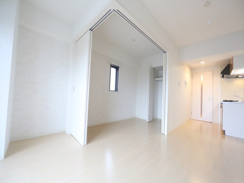 居室・リビング　ＬＤＫ9.6帖　洋室3.3帖　つなげても仕切っても使えます