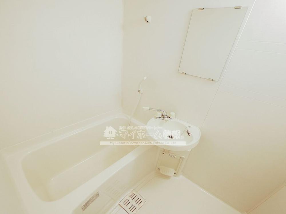 バス・シャワールーム　入浴にもお掃除にも便利なシャワー付き☆