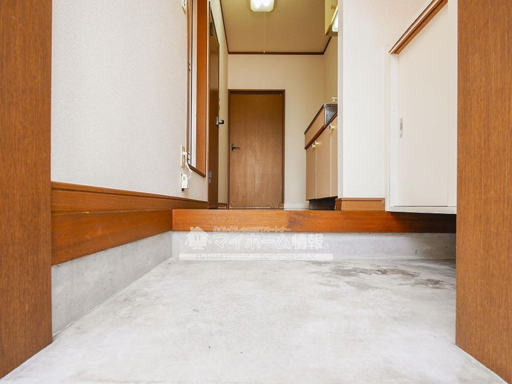 玄関　ドアを開けると明るい室内♪空間が広く感じます☆