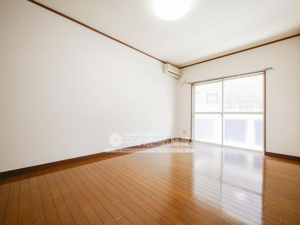 居室・リビング　洋室7.5帖！日中は柔らかな陽射しだけで十分な室内☆