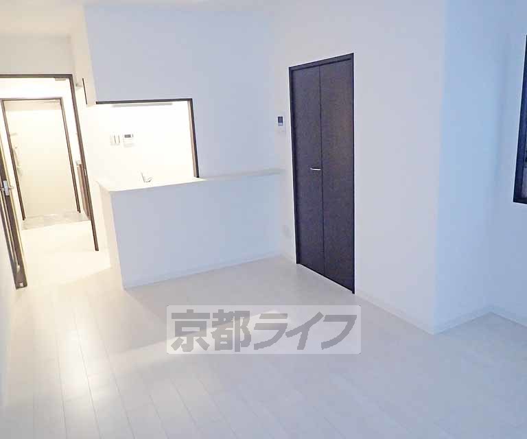 居室・リビング　白を基調としてオシャレな部屋です。