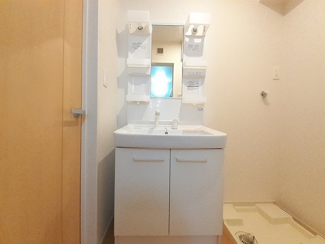 洗面設備　明るい洗面所です