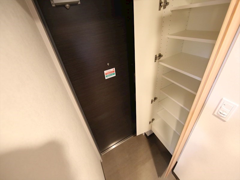 玄関　玄関　シューズボックス付（収納充実してます）