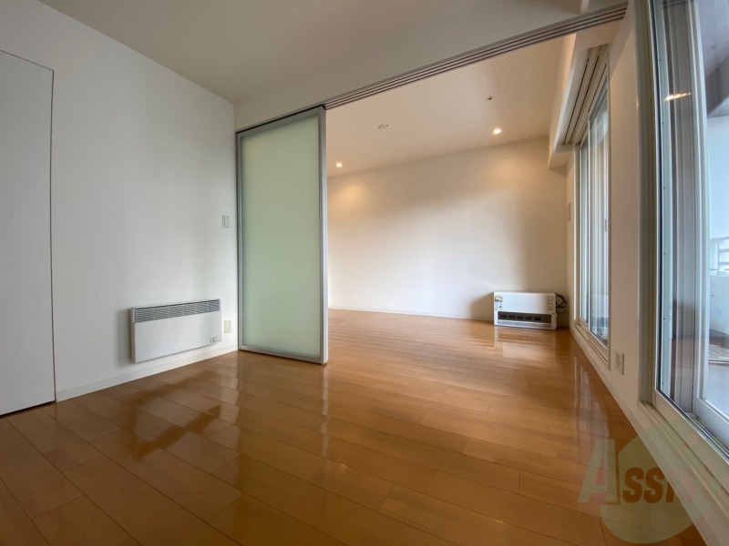 その他部屋・スペース　別の角度から洋室を撮影しました。日射しがあり明るい印象。