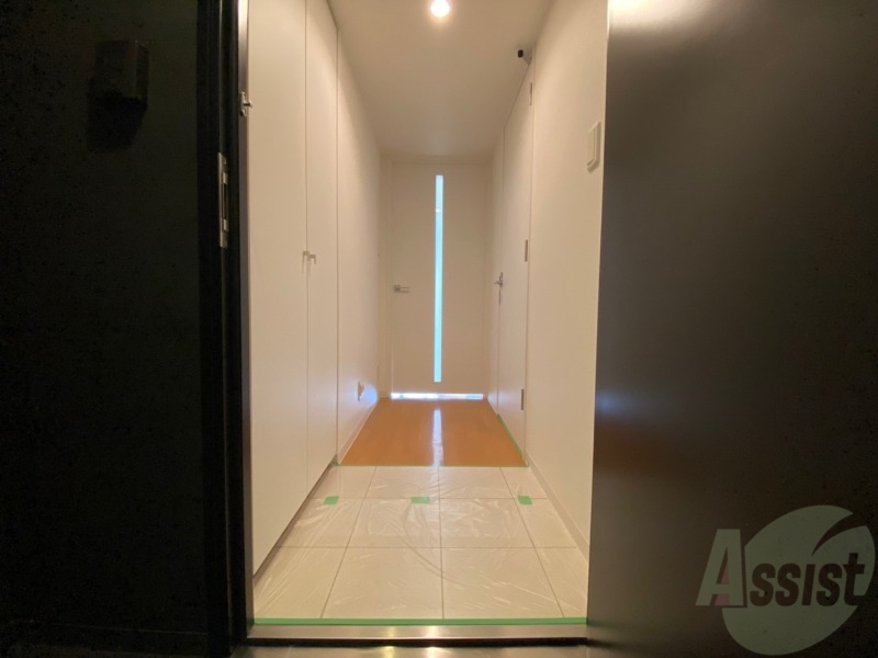 玄関　玄関の様子です。広い洋室にすぐ繋がっています。