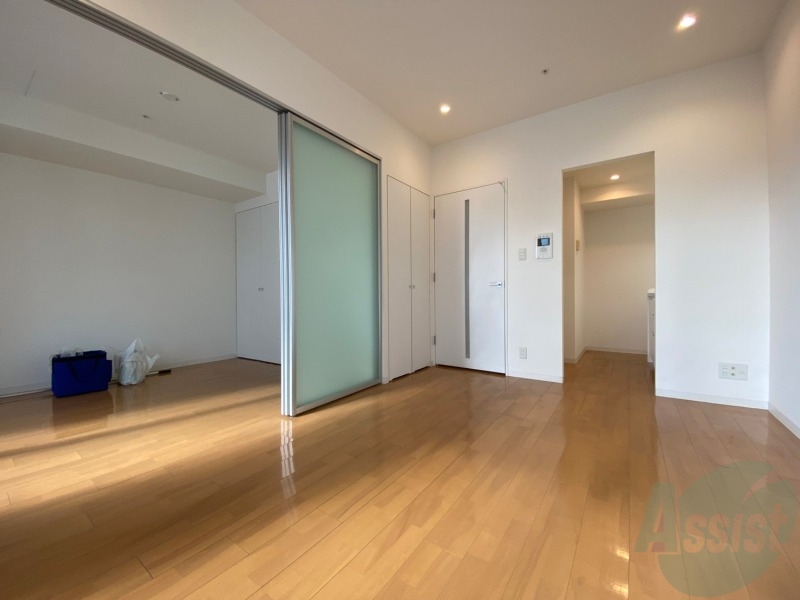 居室・リビング　９．６帖の洋室です。広々として、きれいですね。