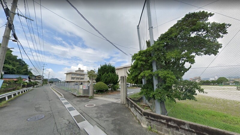 中学校　飯塚市立飯塚第二中学校（中学校）まで72m