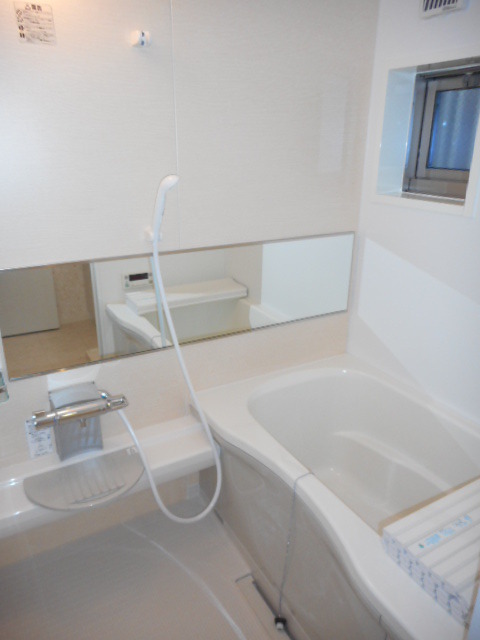 バス・シャワールーム　小窓付きの浴室