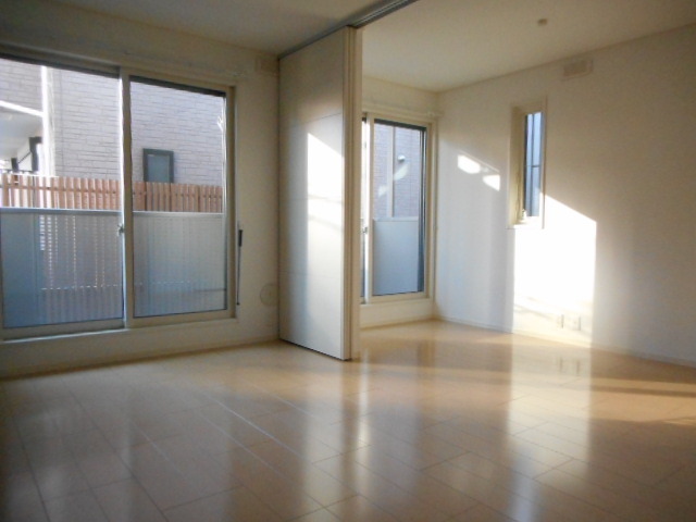 居室・リビング　角部屋２面採光の明るい室内