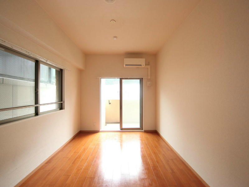 バルコニー　洋室8帖　エアコン完備　南面バルコニー