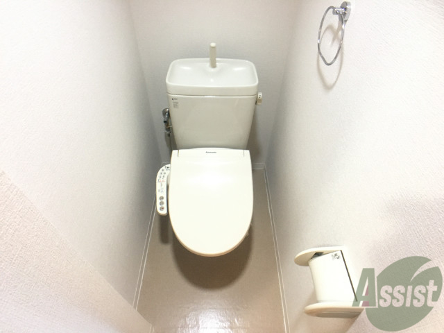 トイレ　ウォシュレット機能がついたトイレです。安心して使用できますね