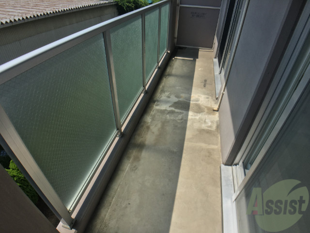 バルコニー　バルコニーは幅があり、広い印象を受けました。