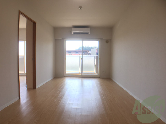 居室・リビング　陽当たり良好で、明るい感じのお部屋になっています。