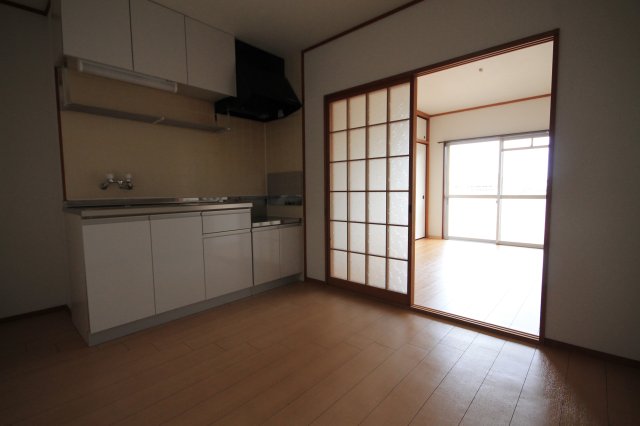 居室・リビング　同じ建物の別のお部屋の写真です。現況優先。