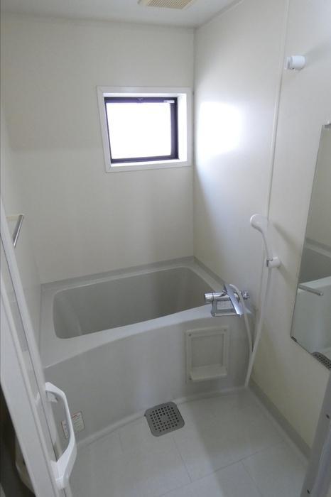 バス・シャワールーム　小窓付きバスルーム