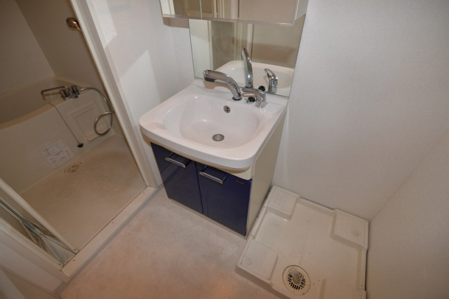 洗面設備　明るい洗面所です