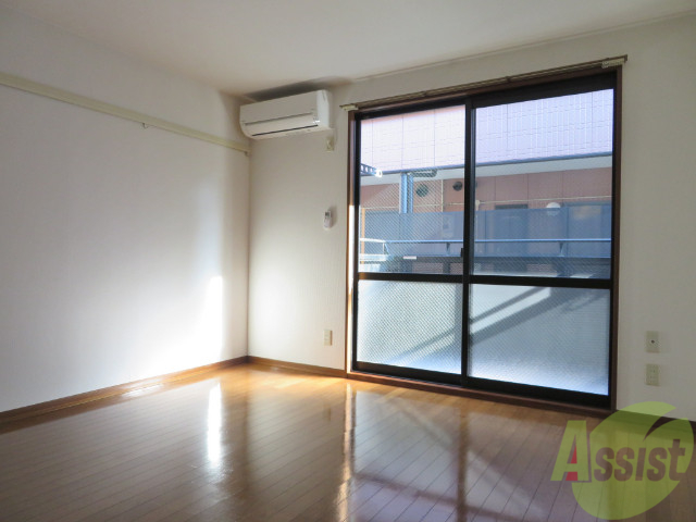 居室・リビング　陽の光が差し込む明るいお部屋は気持がいいですね～