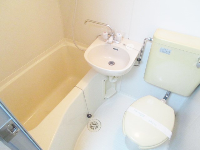 バス・シャワールーム　別号室の参考写真になります。