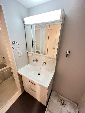 洗面設備　ゆったりとスペースのある洗面所