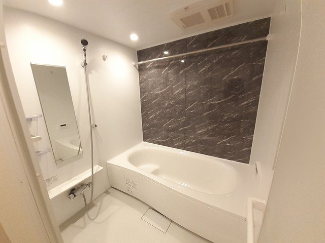 バス・シャワールーム　落ち着いた空間のお風呂です