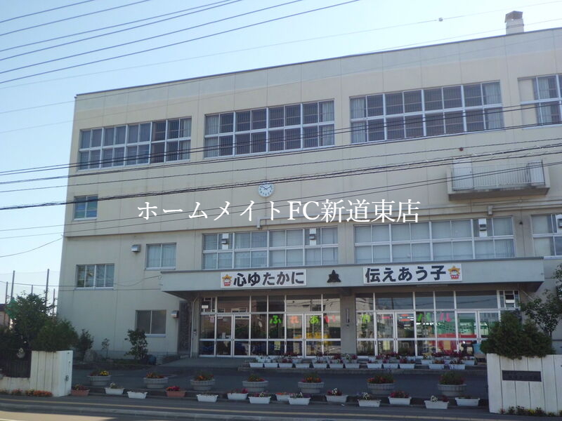 小学校　札幌市立札苗北小学校（小学校）まで931m