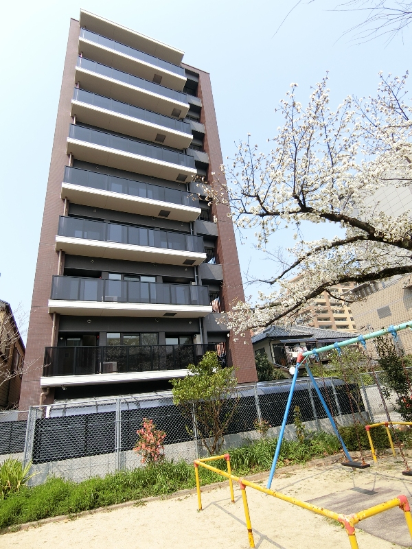 建物外観　人気の薬院大通り沿いにモダンなデザインのマンション！