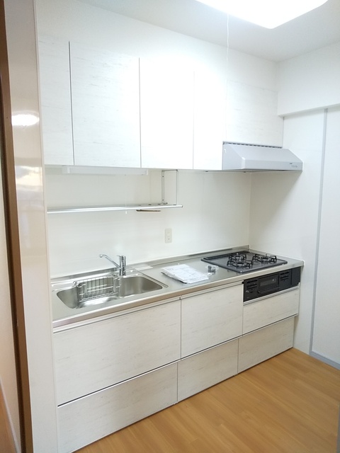 キッチン　白を基調とした明るいキッチンでお料理もはかどります★