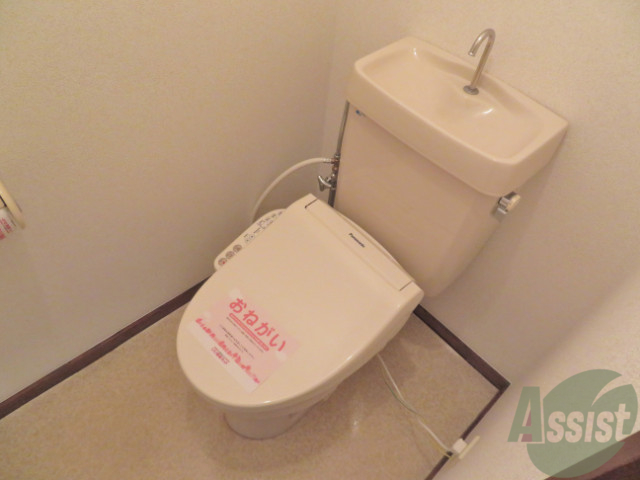 トイレ　トイレは狭すぎず、広すぎない感じが良いですね。