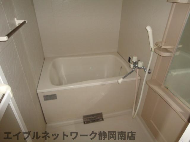 バス・シャワールーム　コンパクトで使いやすいお風呂です