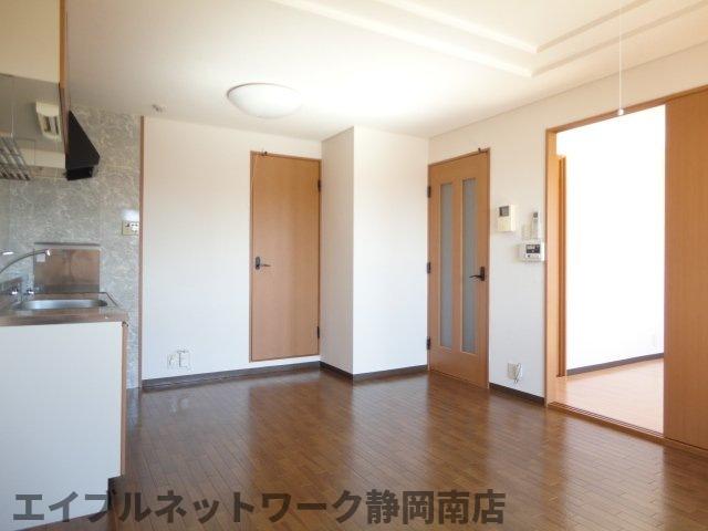 居室・リビング　こちらの居間で趣味の時間をお楽しみください