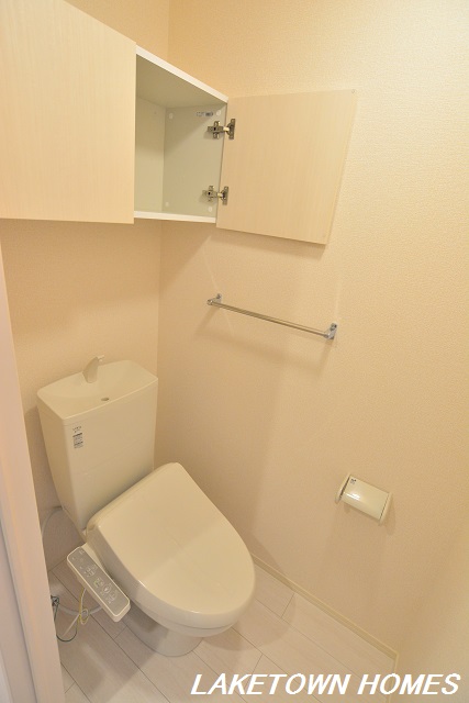 トイレ　上部に収納のある温水洗浄便座付のトイレです。