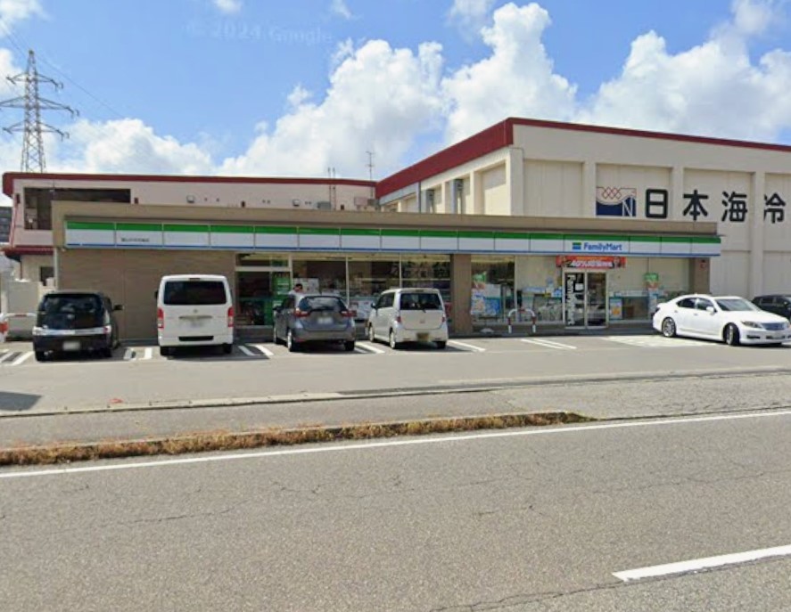 コンビニ　ファミリーマート富山中央市場店（コンビニ）まで496m