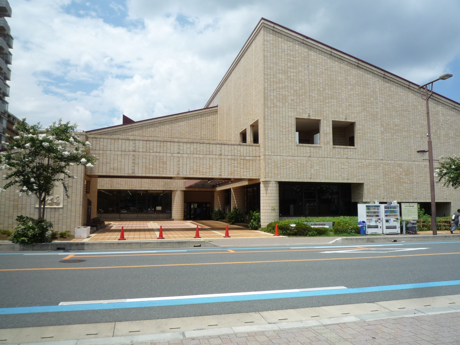 図書館　坂戸市立中央図書館（図書館）まで1325m