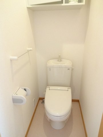 トイレ　落ち着いた色調のトイレです