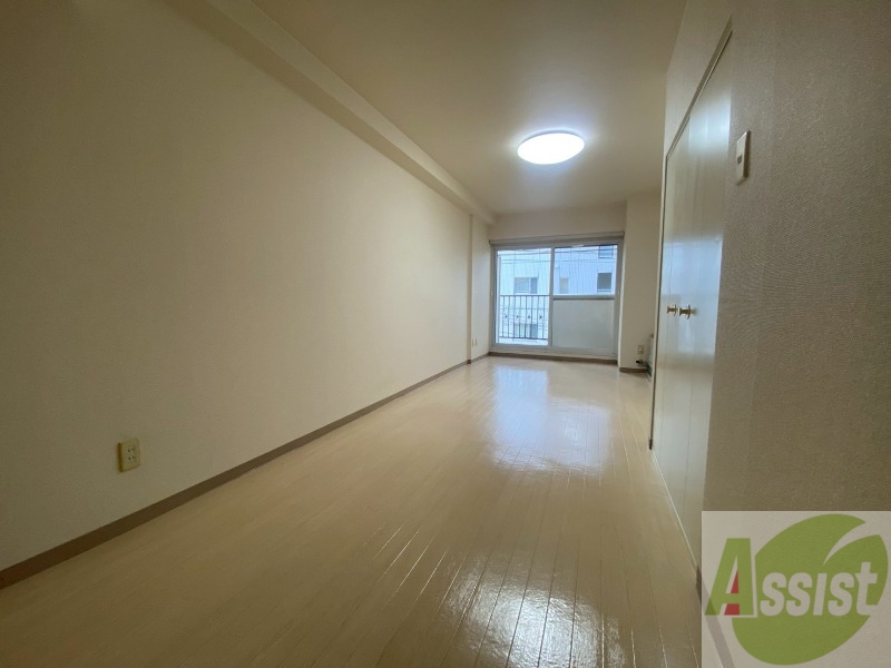 居室・リビング　木目のフローリングは落ち着きのある印象のお部屋になりますね。