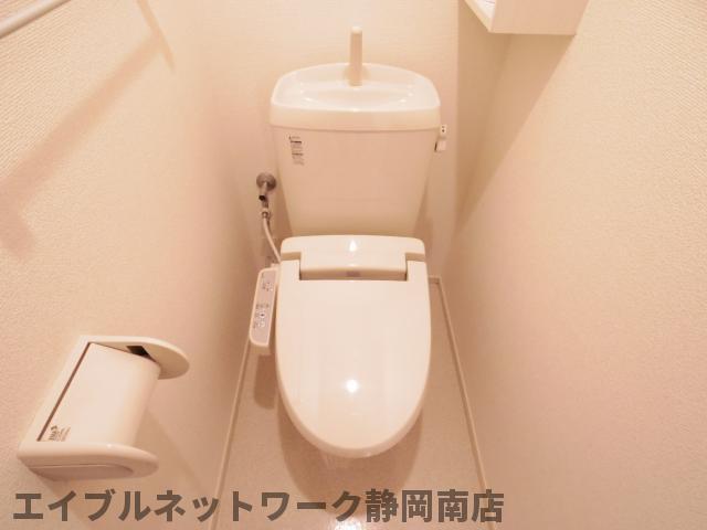 トイレ　落ち着いた色調のトイレです