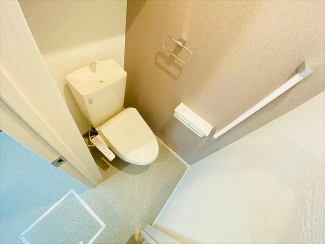 トイレ　＊同タイプのお部屋の内装写真転載。