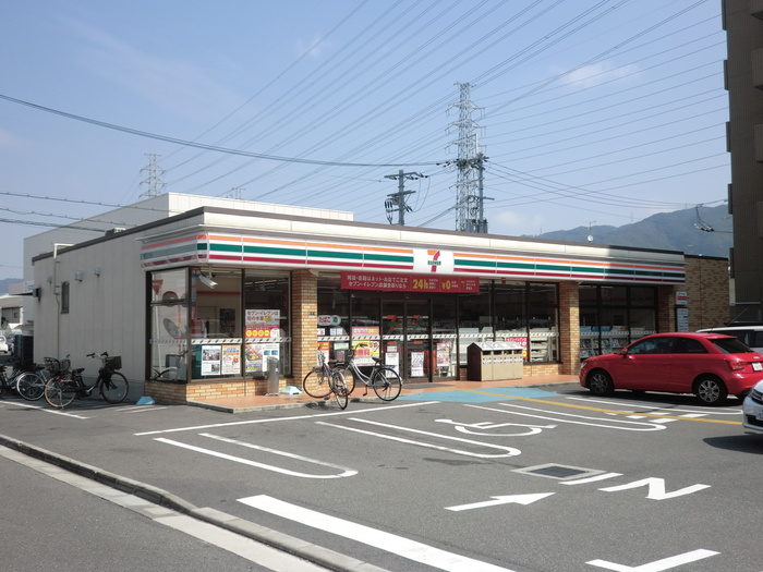 コンビニ　セブン（コンビニ）まで750m