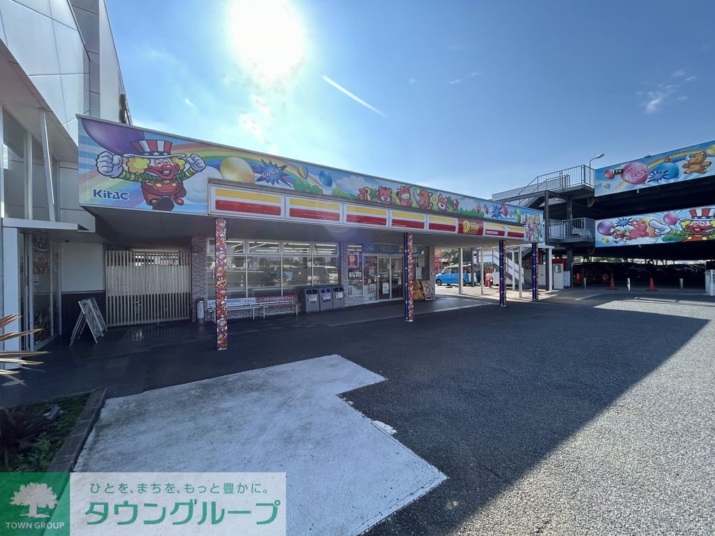 コンビニ　ニューヤマザキデイリーストアティアラ蓮田店（コンビニ）まで900m