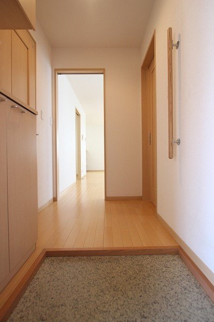 玄関　同物件別号室のものです。