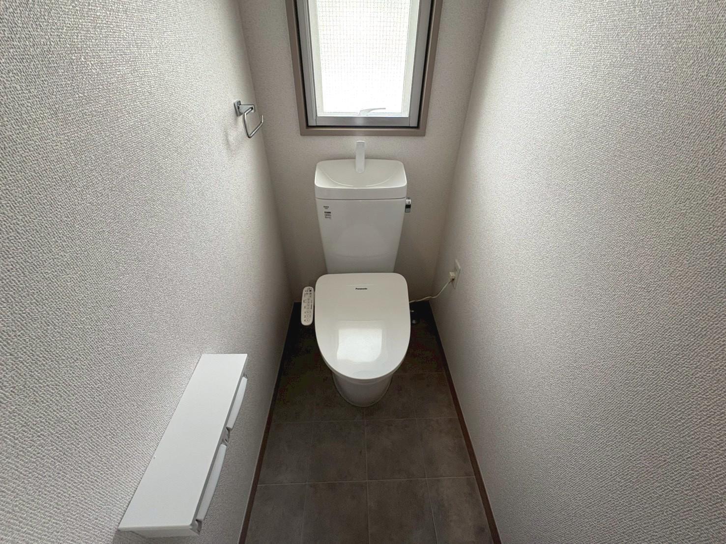 トイレ　温水洗浄便座付きのトイレです(別室参考写真)
