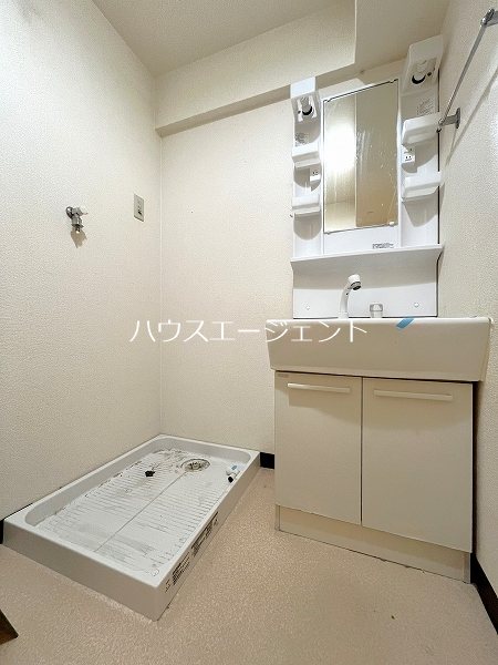 洗面設備　女性にはうれしい独立洗面台です。※参考画像
