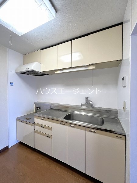 キッチン　ガスコンロ設置可の広々キッチンです。※参考画像