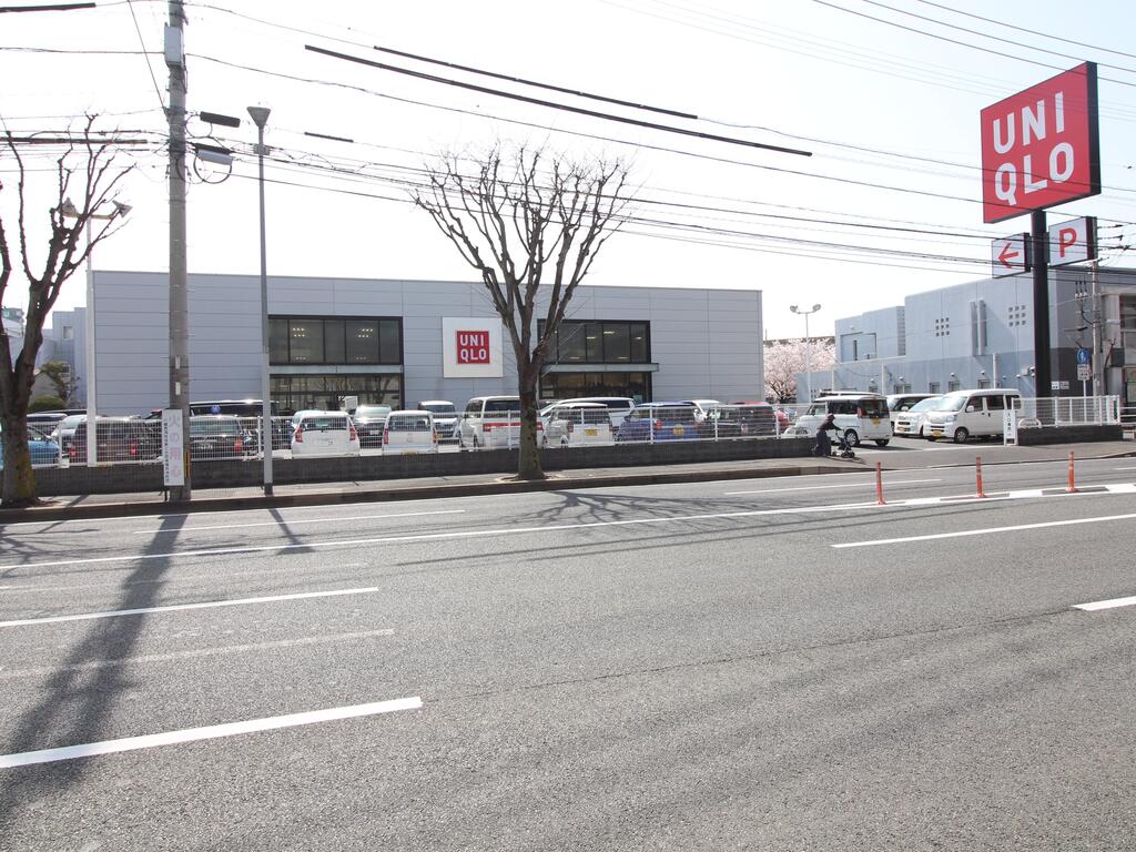 ショッピングセンター　ユニクロ折尾店（ショッピングセンター）まで424m